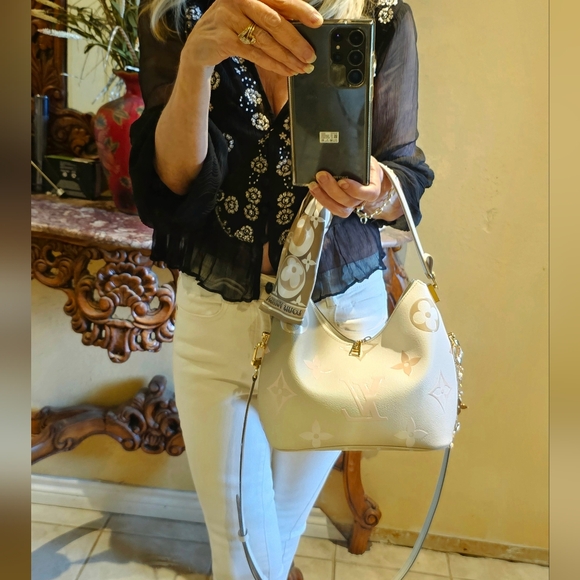 Louis Vuitton Monogram Giant Spring in the City Marshmallow Hobo in Sunset Khaki - Picture 4 of 14
